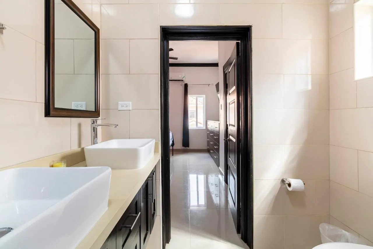 Luxury Living Modern Contemporary Home With Brand New Pool In Manor Park 0*, Kingston Jamajka
