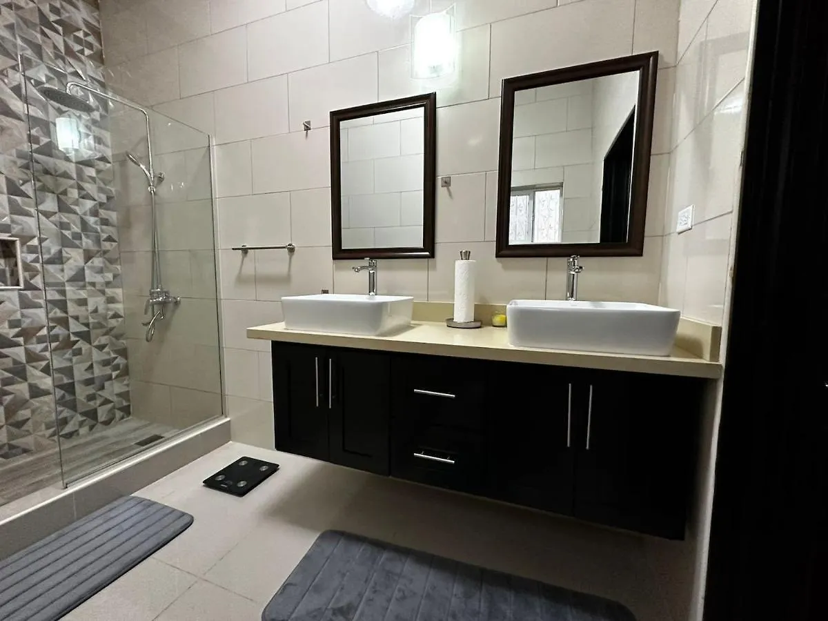 Luxury Living Modern Contemporary Home With Brand New Pool In Manor Park Jamajka